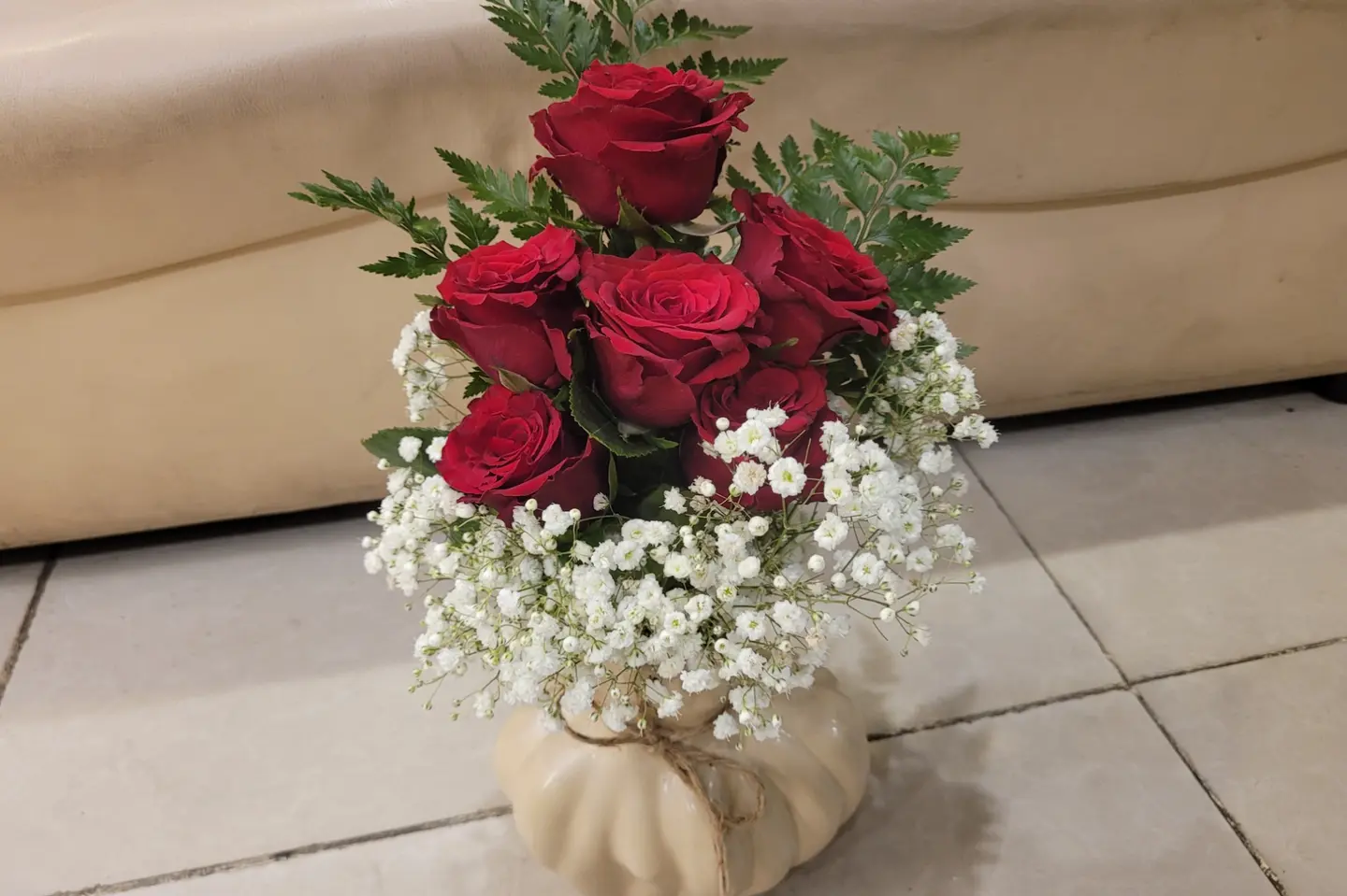 فازة الورد الجوري الأحمر