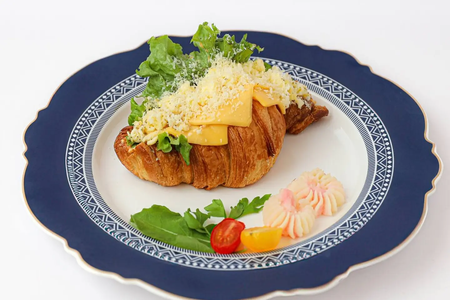 ساندوتش بيض سكرامبل مع الجبن