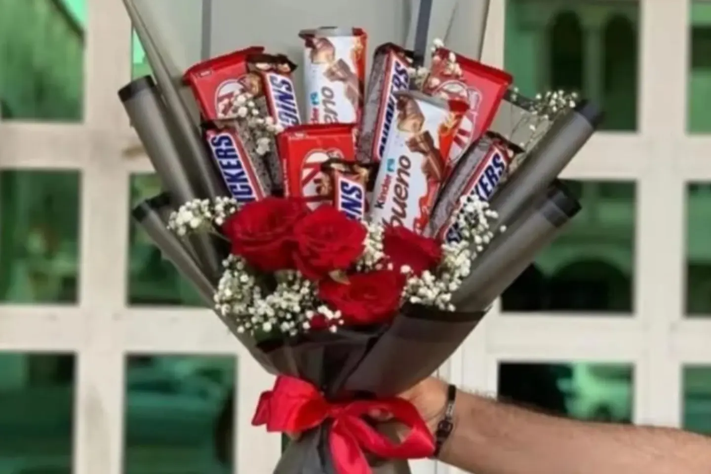 باقة الشكولاته مع ورد جوري احمر