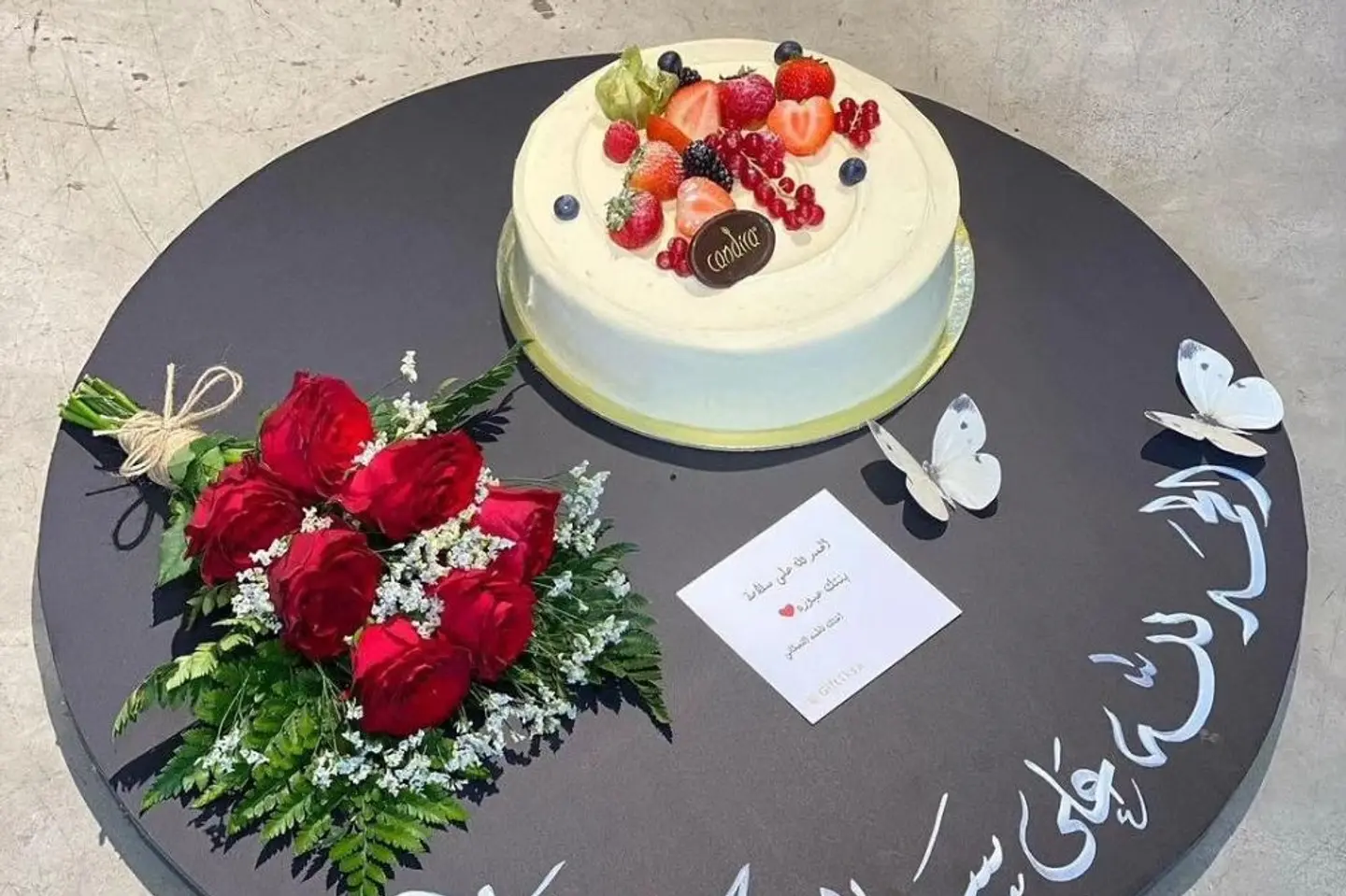 ورد مع كيكه افرش