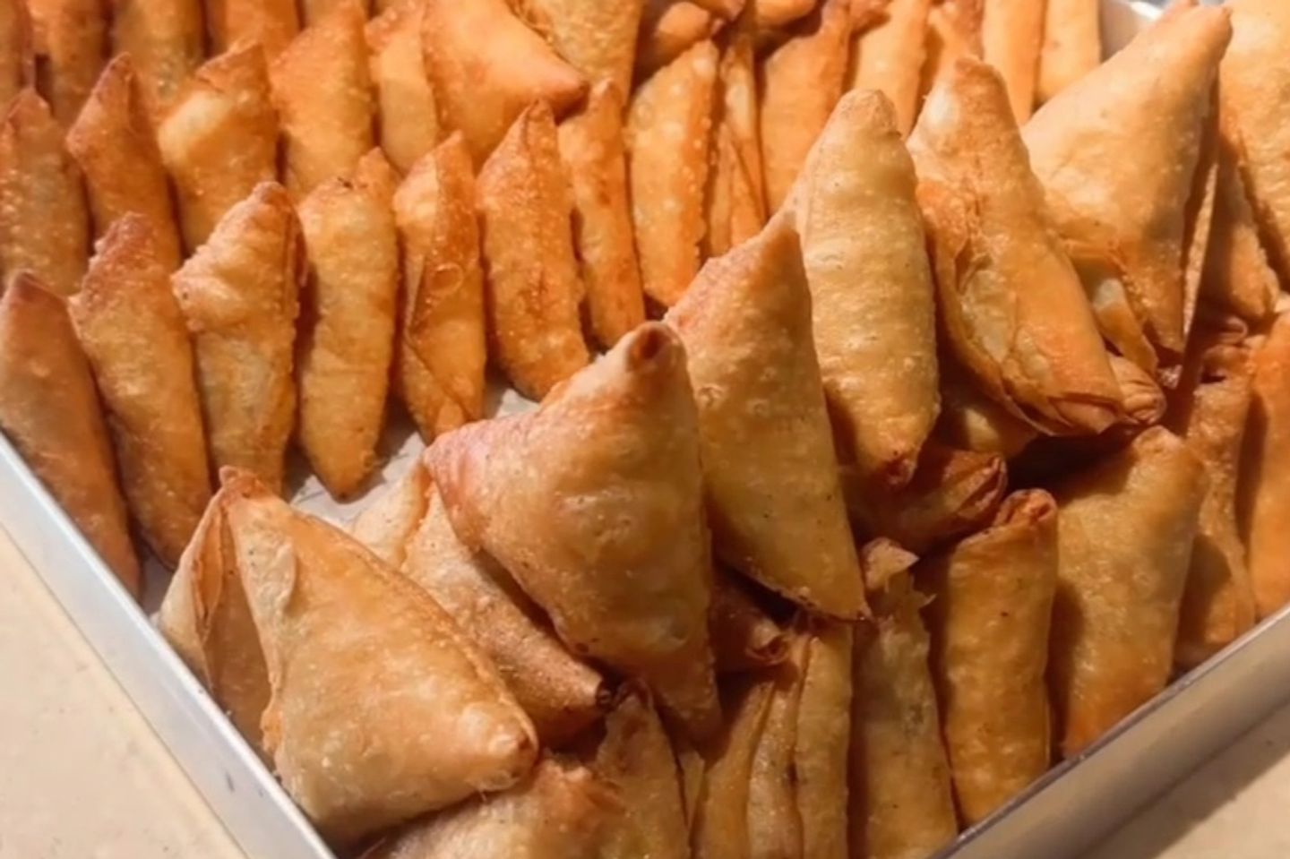 بوكس سنموسه متنوع شاورما حاشي وعجل ودجاج