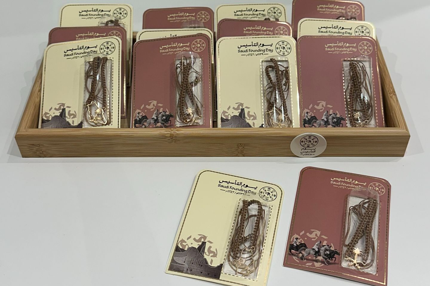 Founding Day Giveaway Tray With Chain Filling