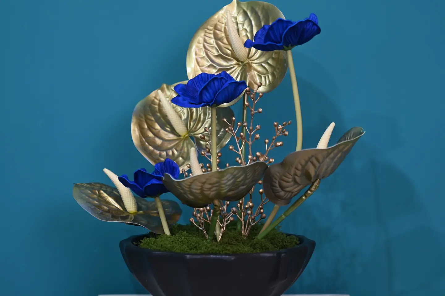 أناقة اللازورد الذهبية