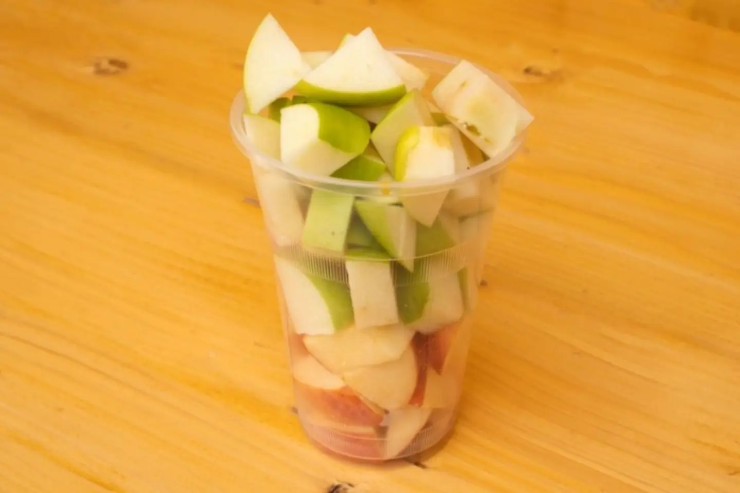 قطع تفاح اخضر