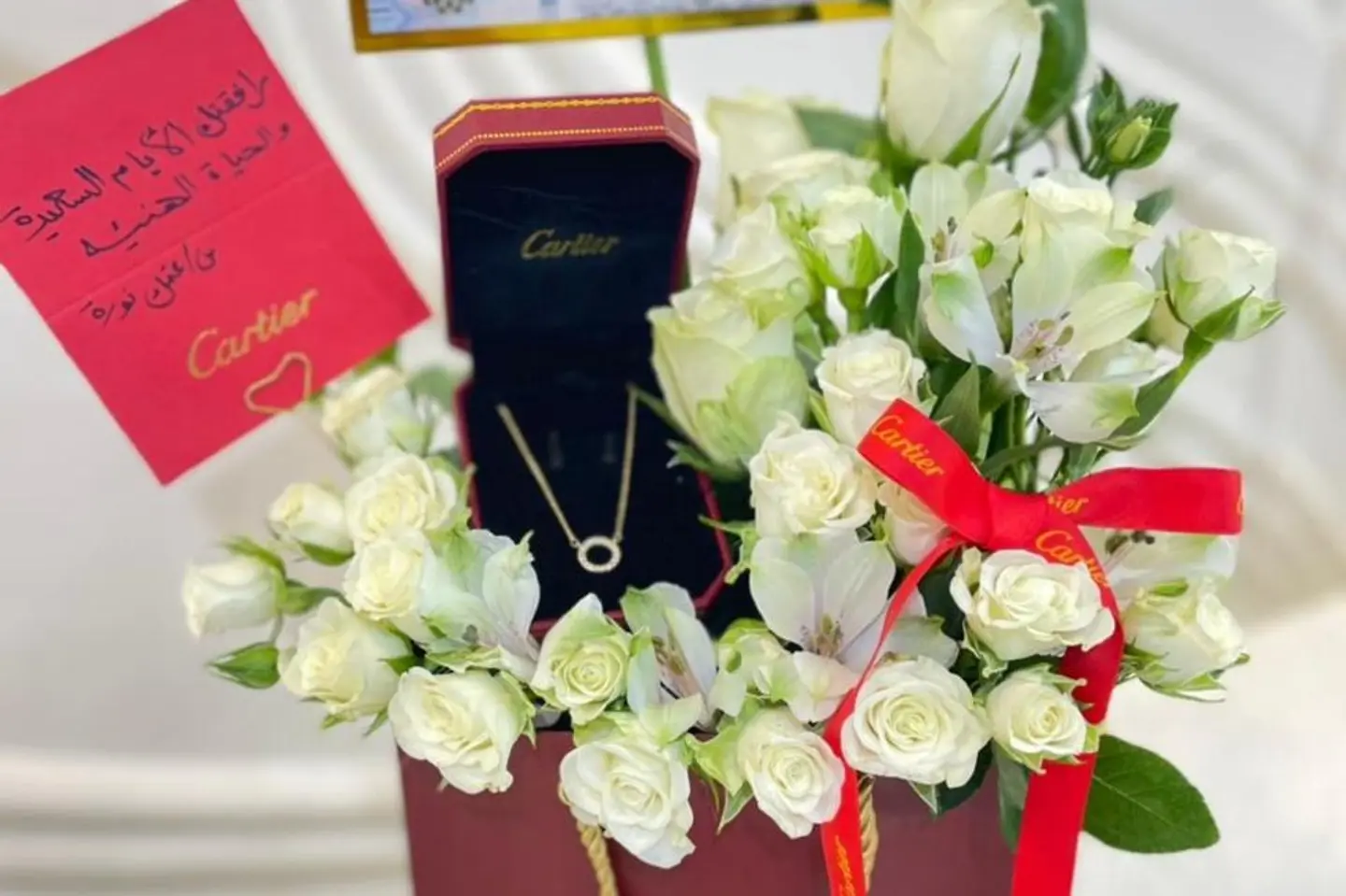 سلسلة كارتير بالورود