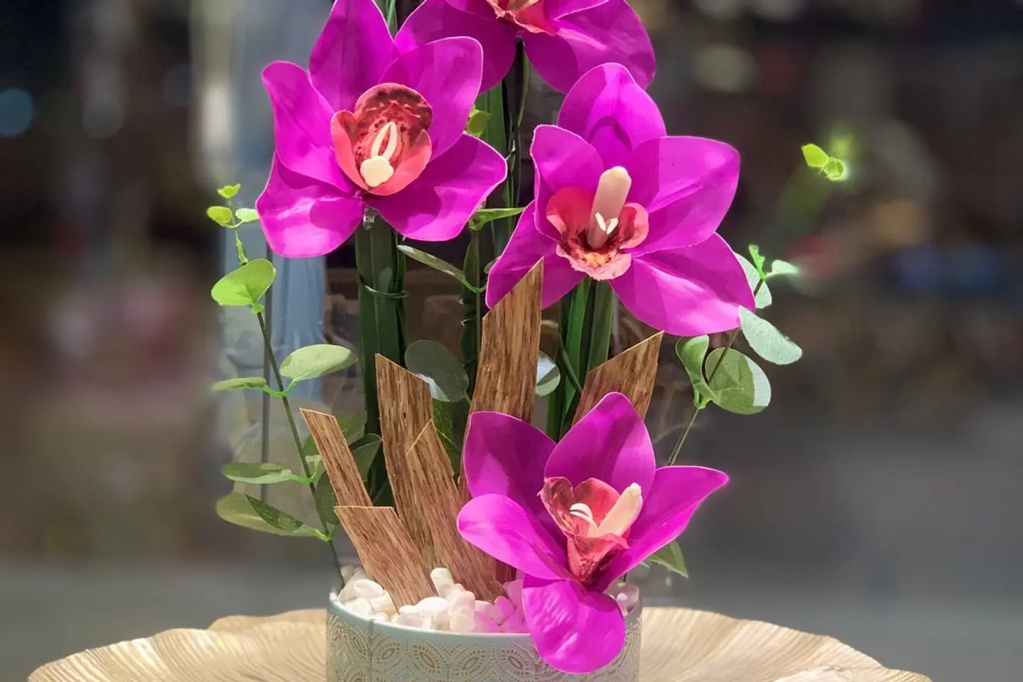 تنسيق أوركيد بنفسجي ملكي مع بخور فيتنامي أصلي