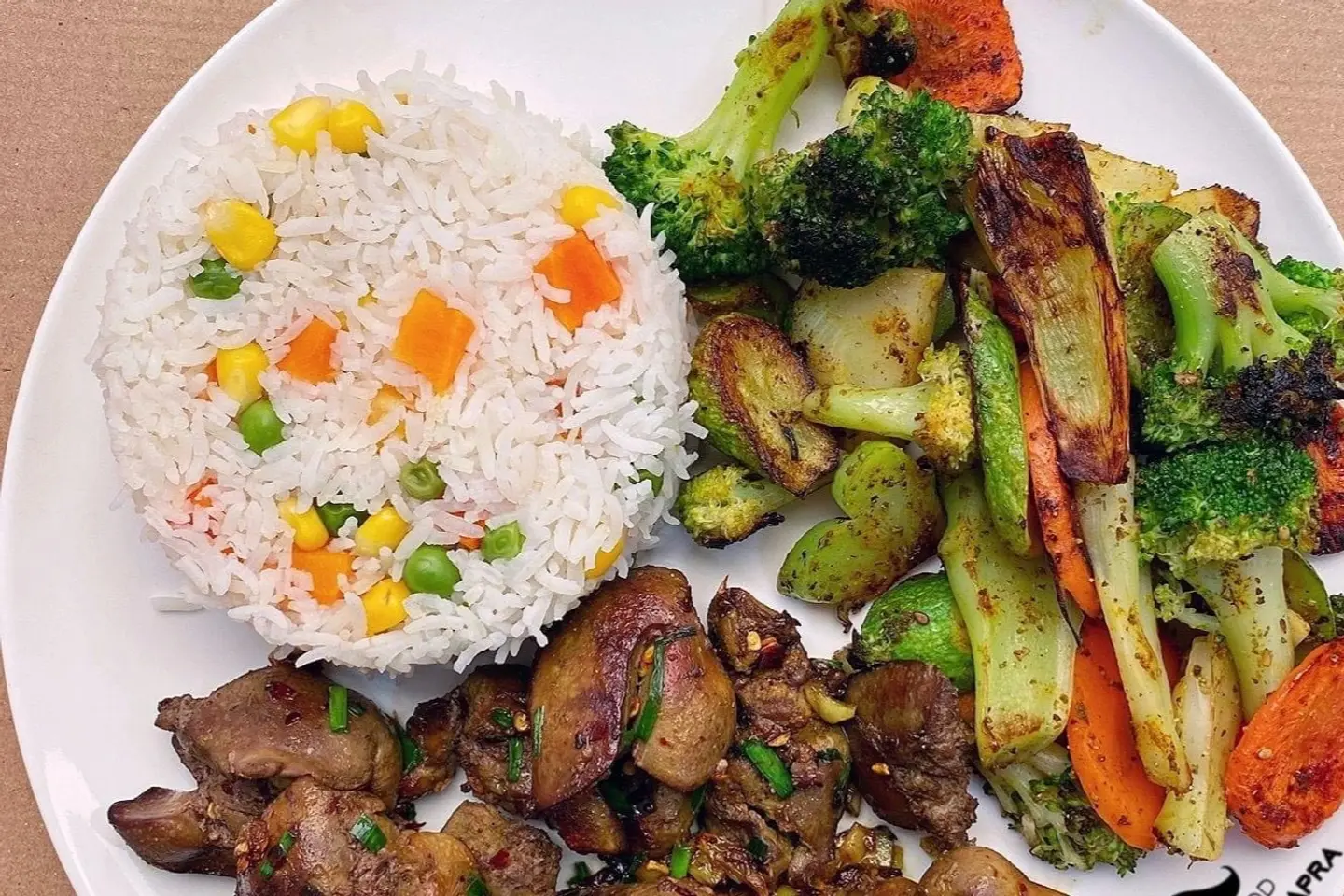 كبدة دجاج مع رز بسمتي وخضار مشوي