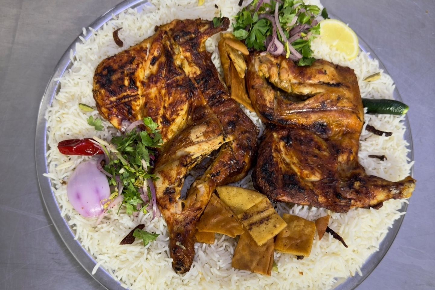 نص حبه دجاج فحم مع رز شعبي