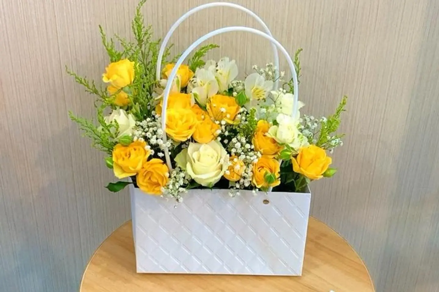 ورد طبيعي شنطة ابيض