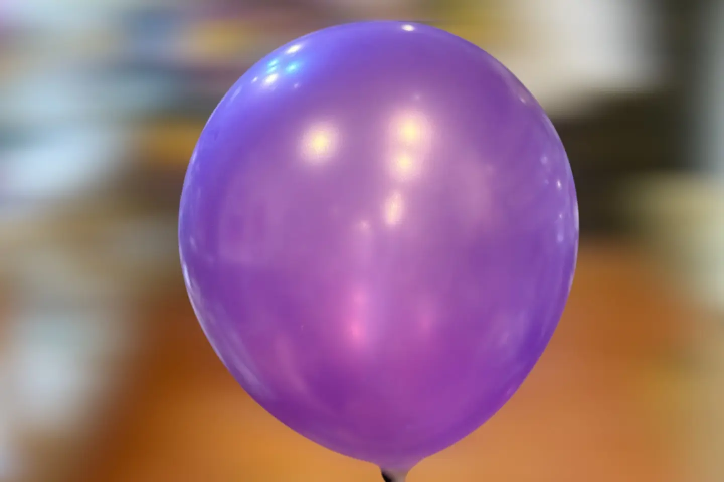 بالون بنفسجي