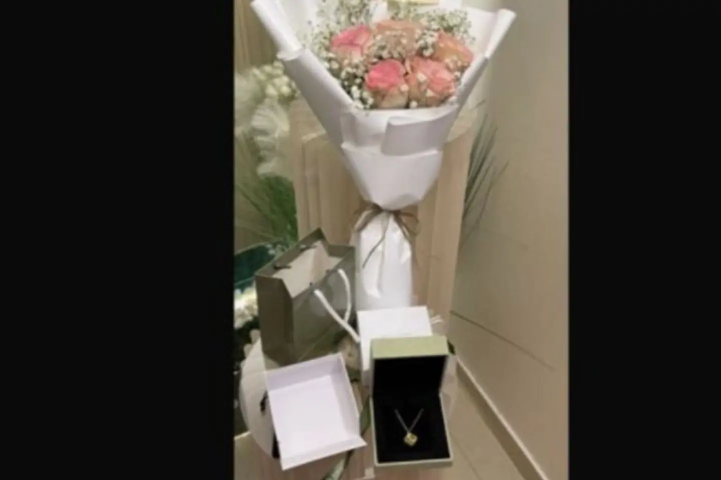Brand Van Cleef Chain + Bouquet Of Roses
