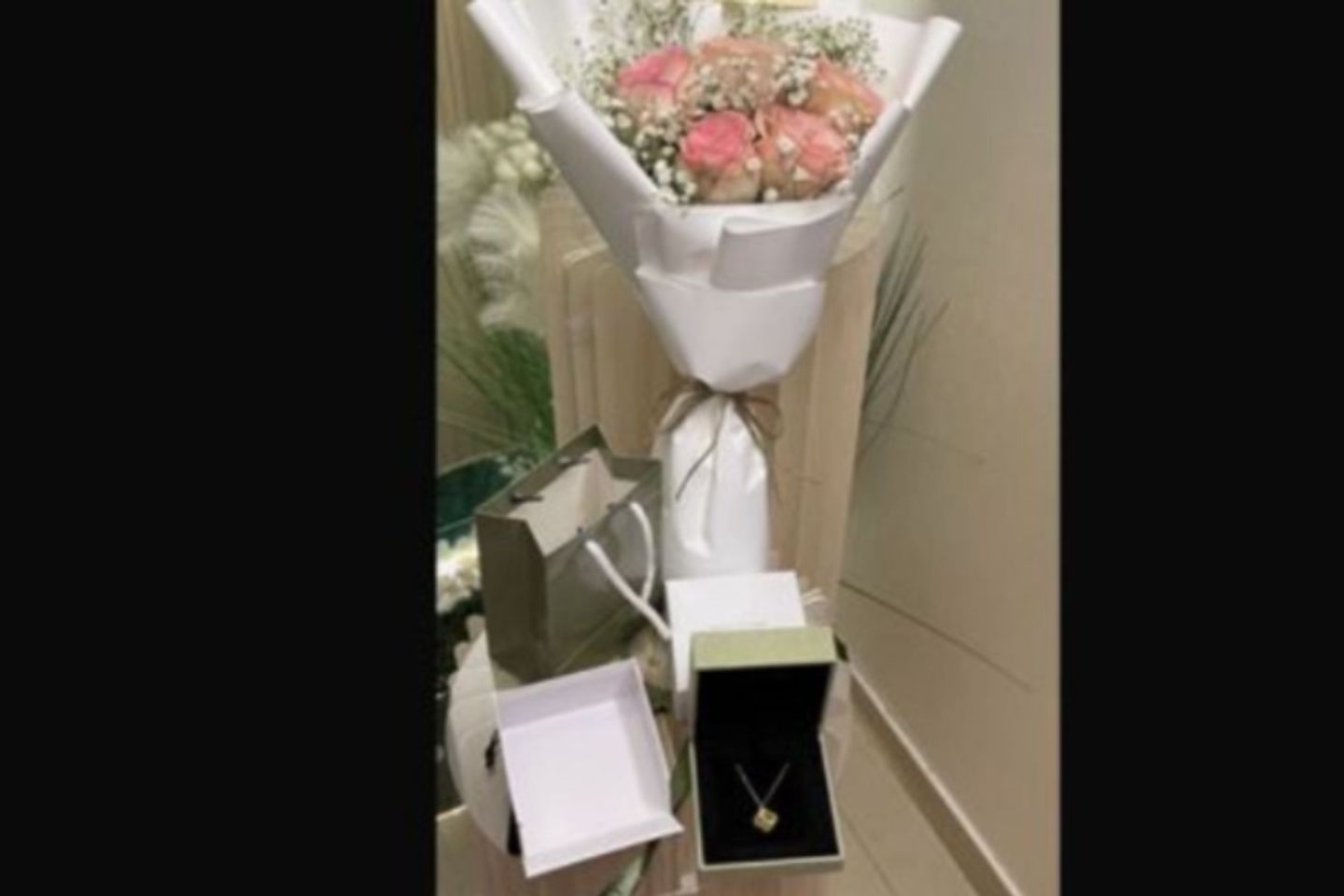 Brand Van Cleef Chain + Bouquet Of Roses