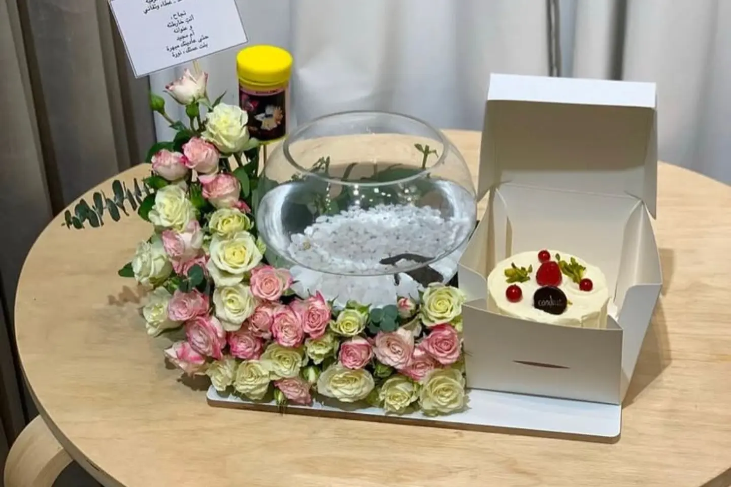 كانديرا مع تنسيق مميز ورد وسمك الفايتر