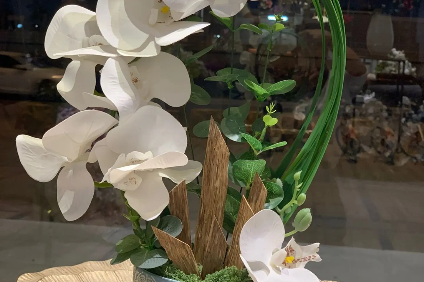 تنسيق أوركيد أبيض فاخر مع بخور فيتنامي أصلي