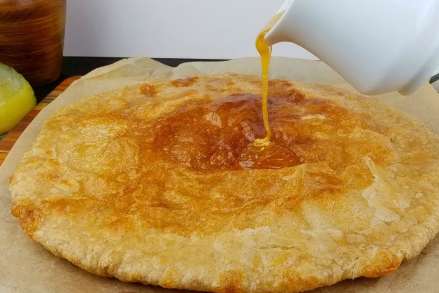 خبز رطب سمن وعسل