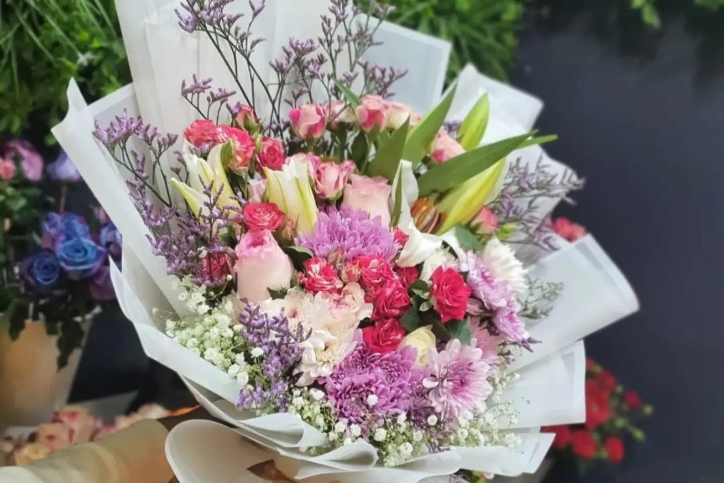 تنسيق باقة من الزهور المختلطة