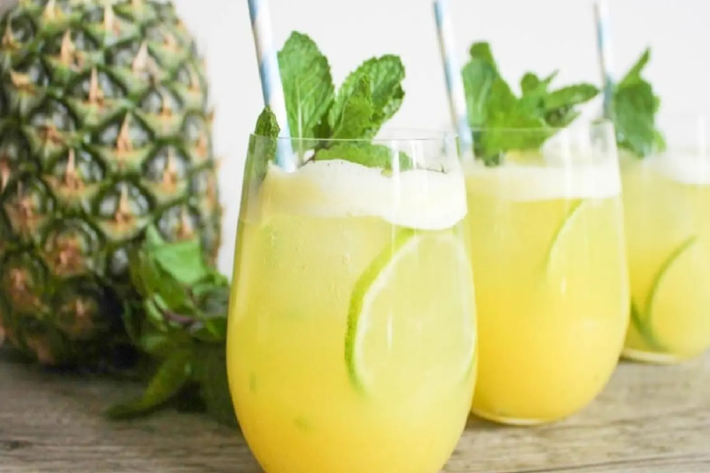 عصير أناناس وليمون - وسط