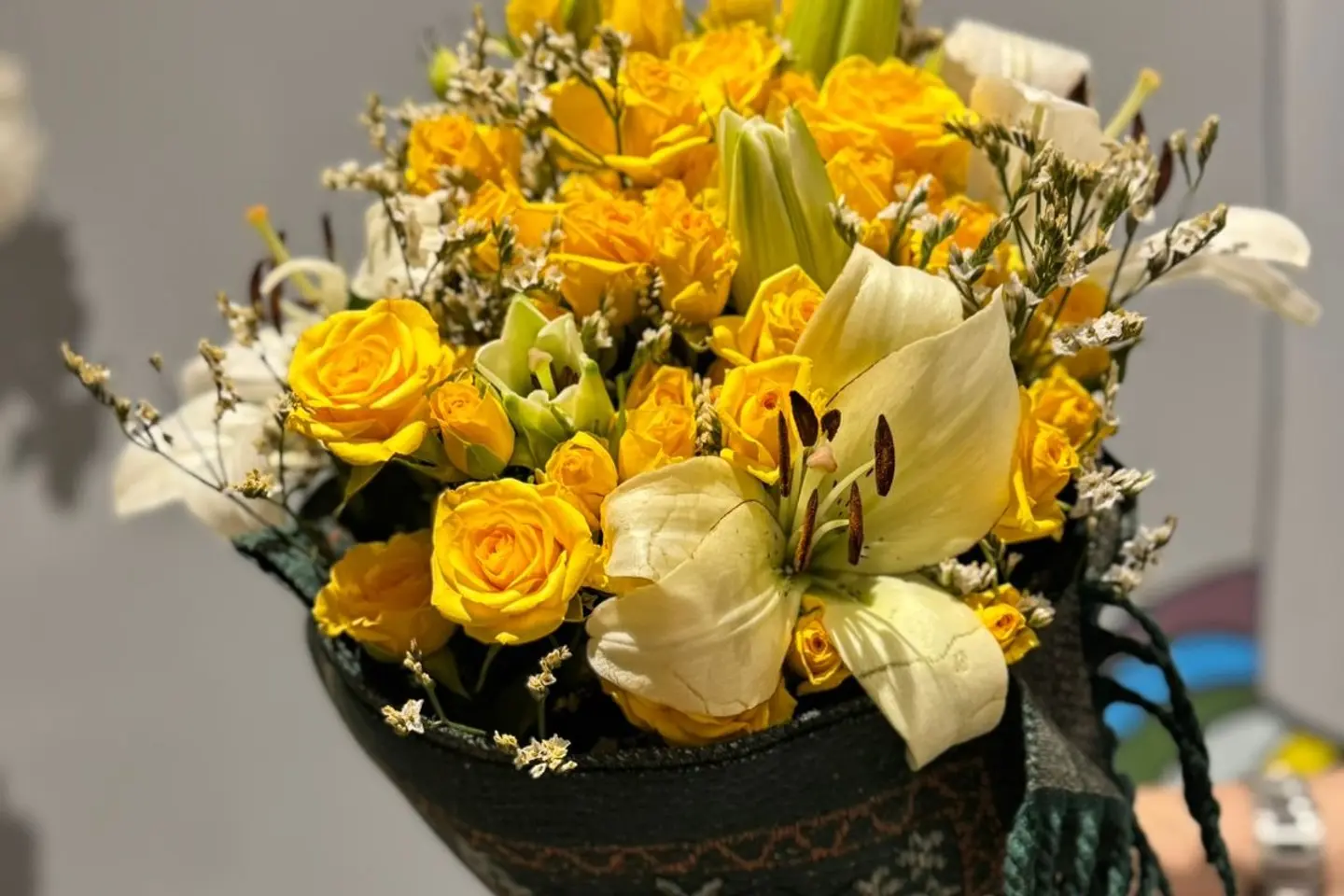 باقة ورد مع شال كشميري زيتي