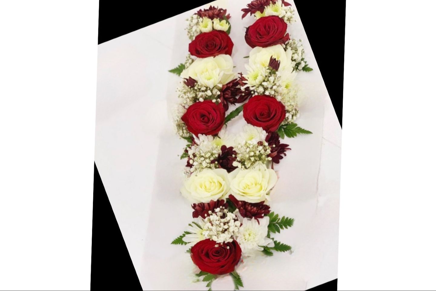 عقد ورد أحمر وابيض