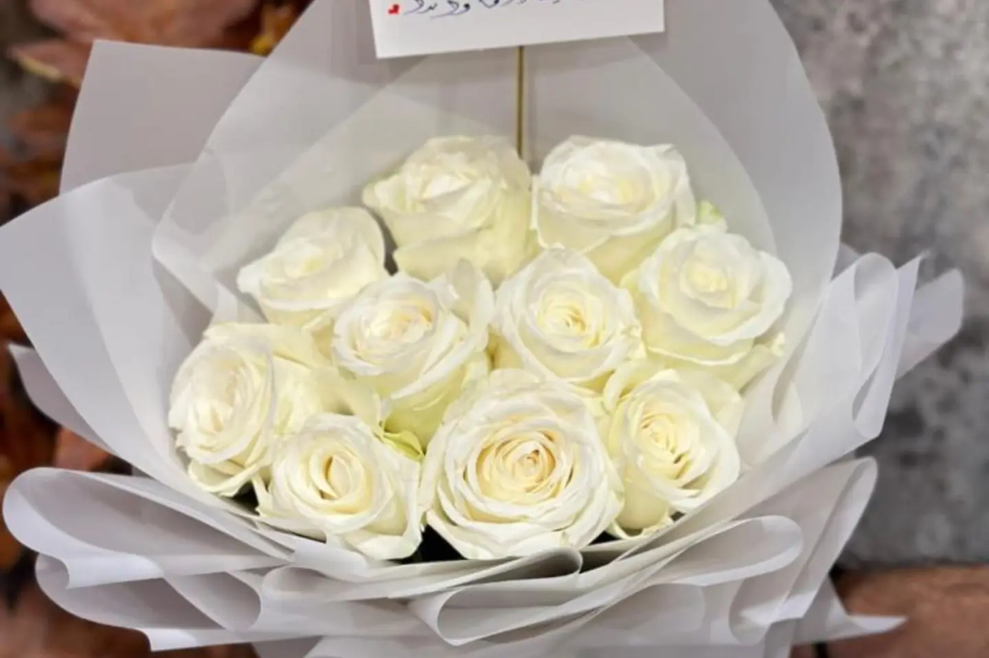 باقة ور ابيض جوري غلاف ابيض