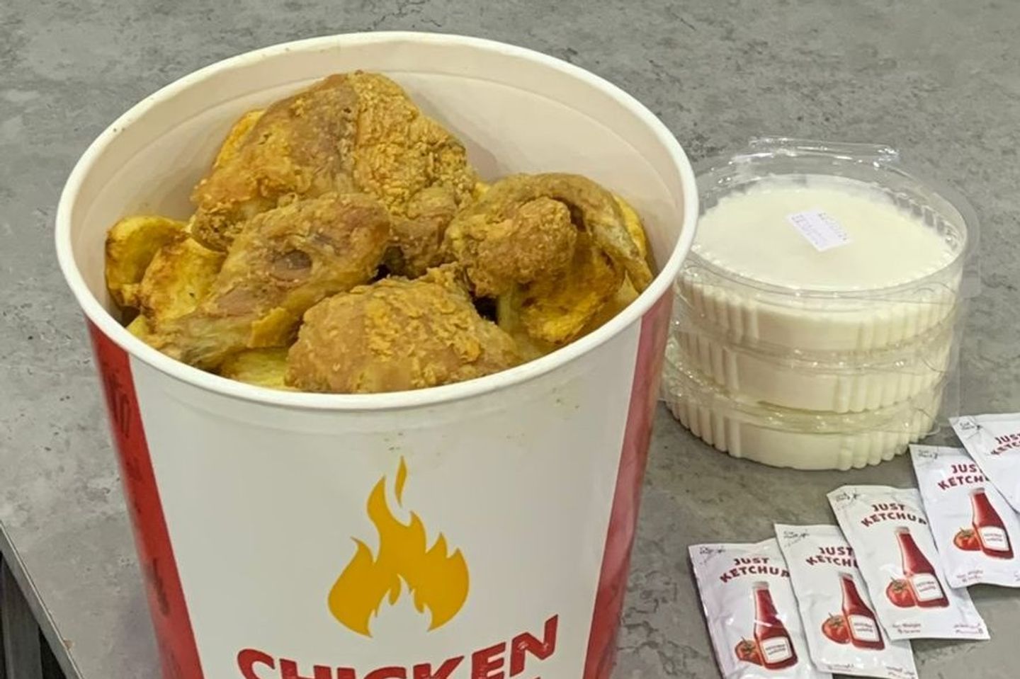 سطل بروستد اثنا عشر قطعة مع البطاطس والصوصات