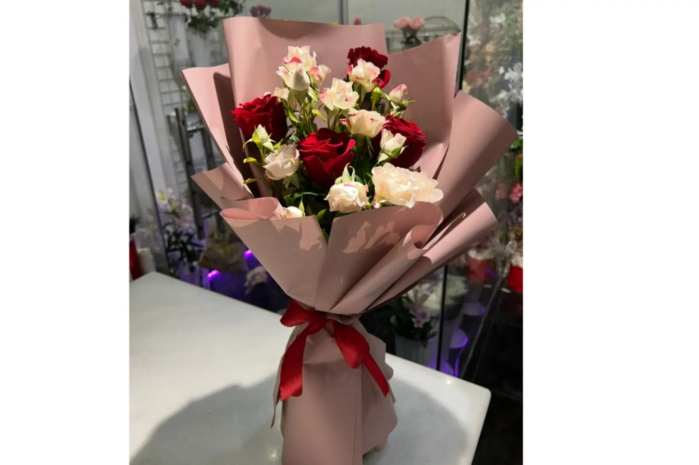 باقه ورد احمر مع بيبي روز