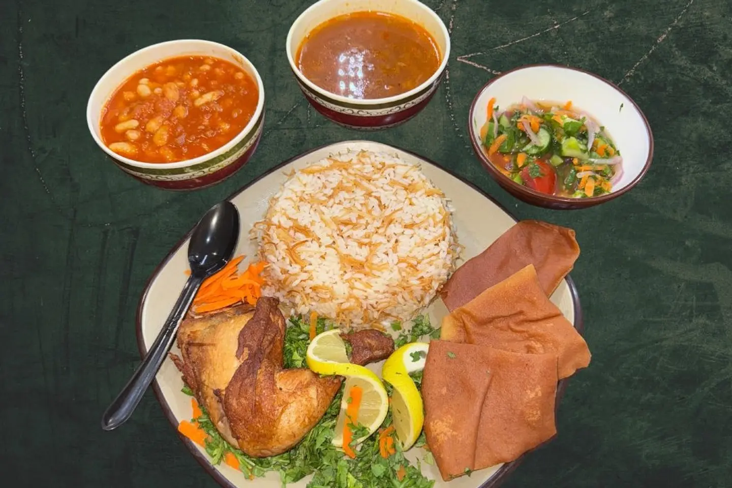 وجبة نصف دجاج محمر مع أرز مصري وخضار