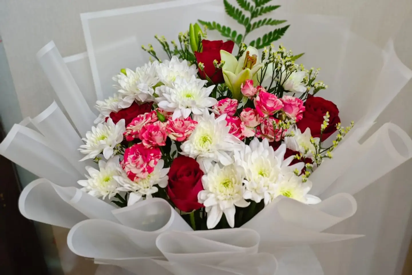 باقة بتغليف أبيض جميلة