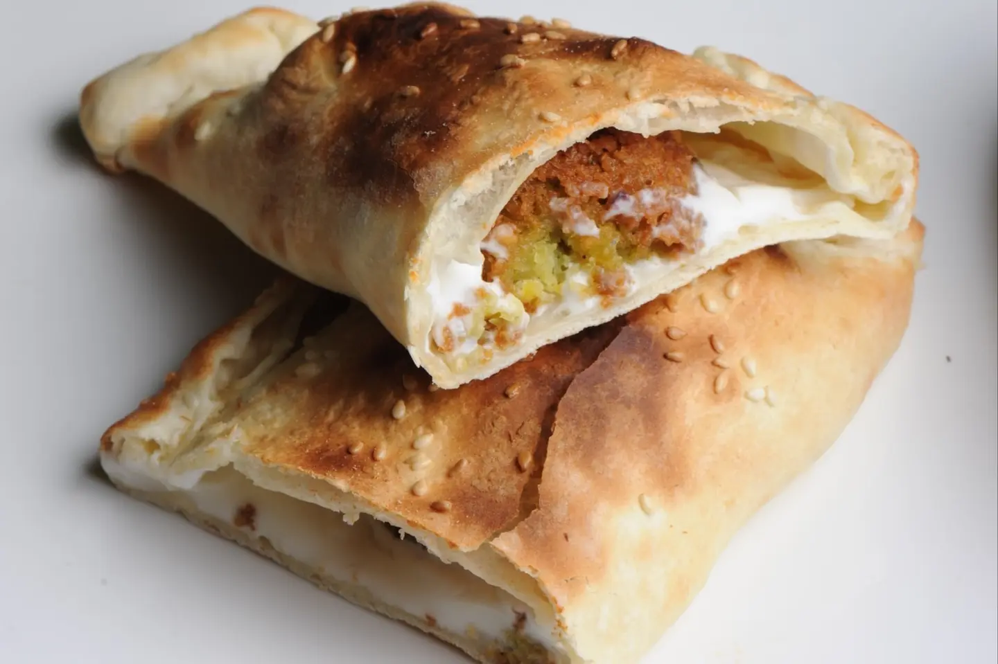 كالزون الفلافل مع اللبنة