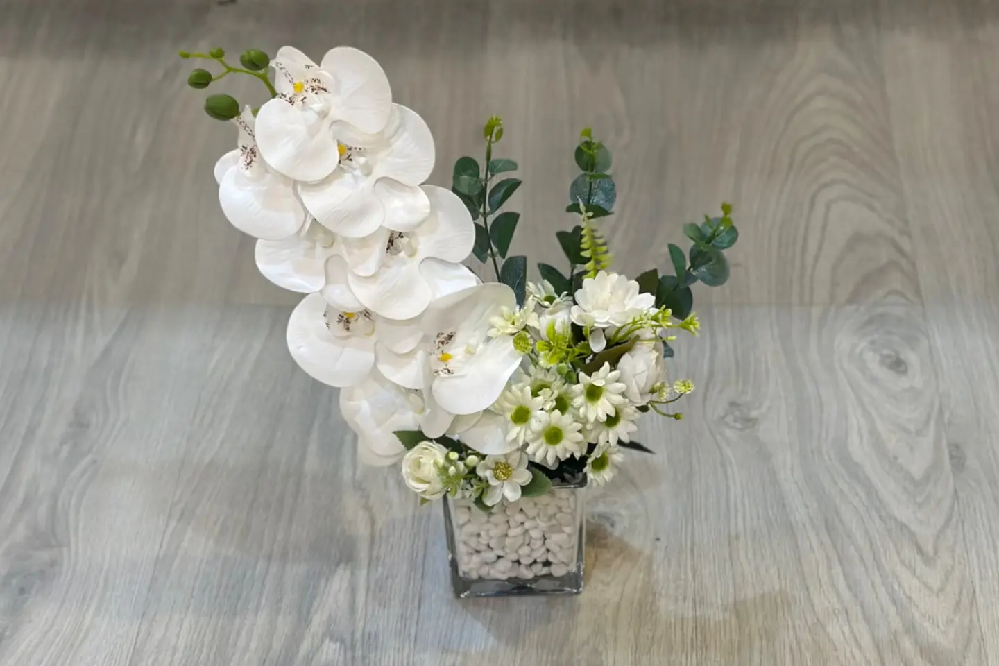 فازة مربع ورد صناعي ابيض