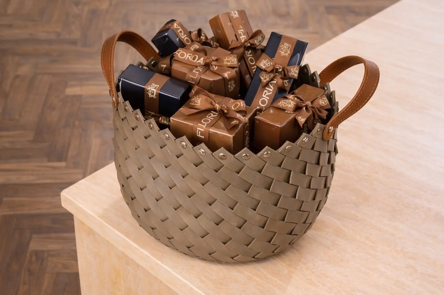 سلة شوكولاتة جلد بمقبض