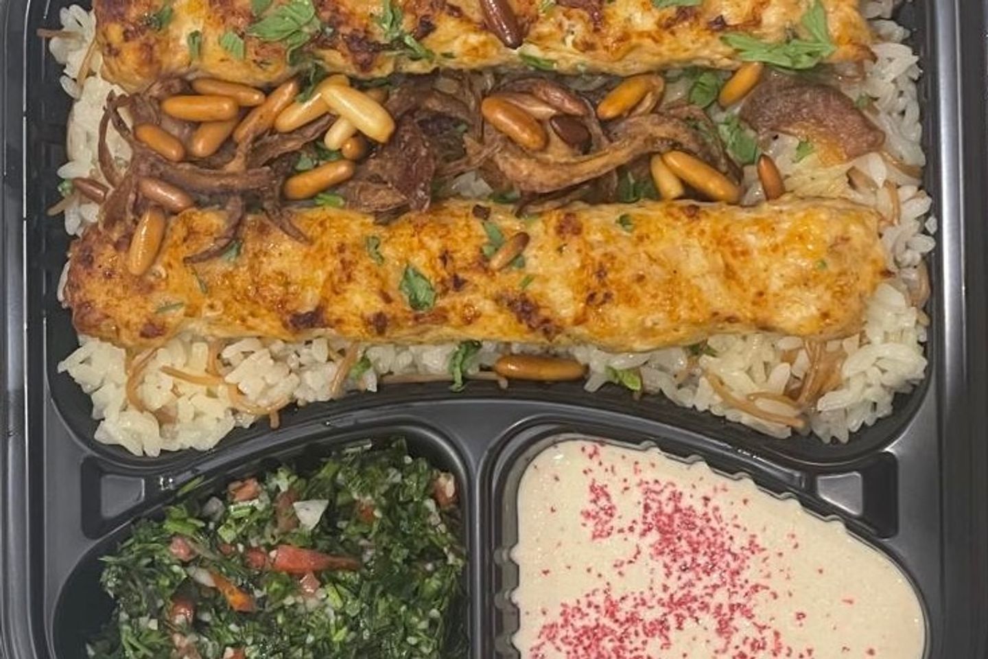 كباب دجاج مع رز وتبولة وطحينة