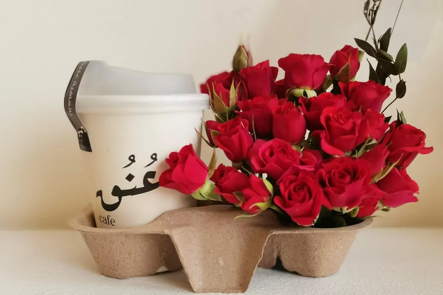 قهوة اليوم باردة منسقة بالورد الطبيعي