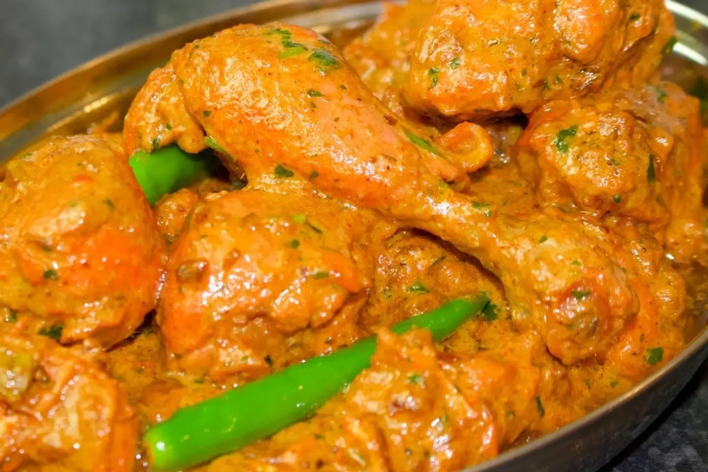 دجاج نظامي مع مرق كثيف وباراثا