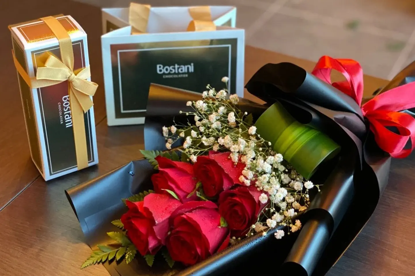 باقة ورد طبيعي مع شوكلت