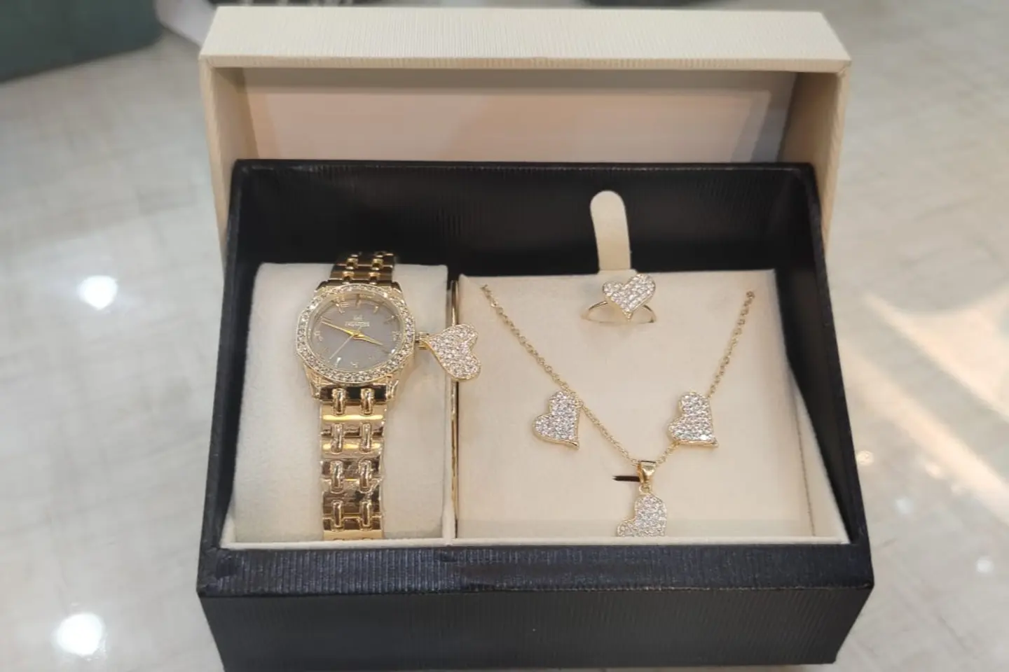 مجموعة ساعات نسائيواحدة