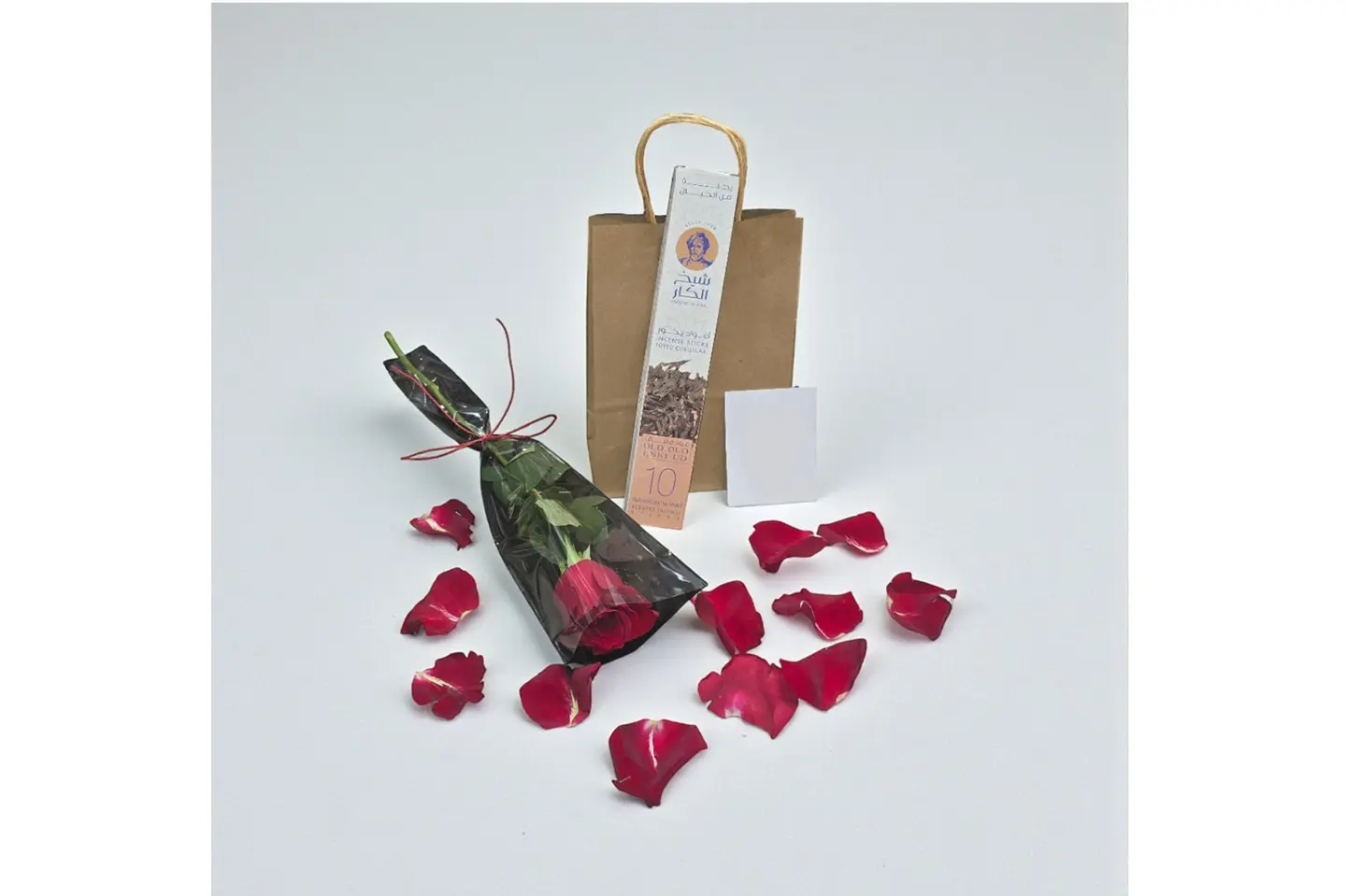 وردة وبخور و كرت وكيس