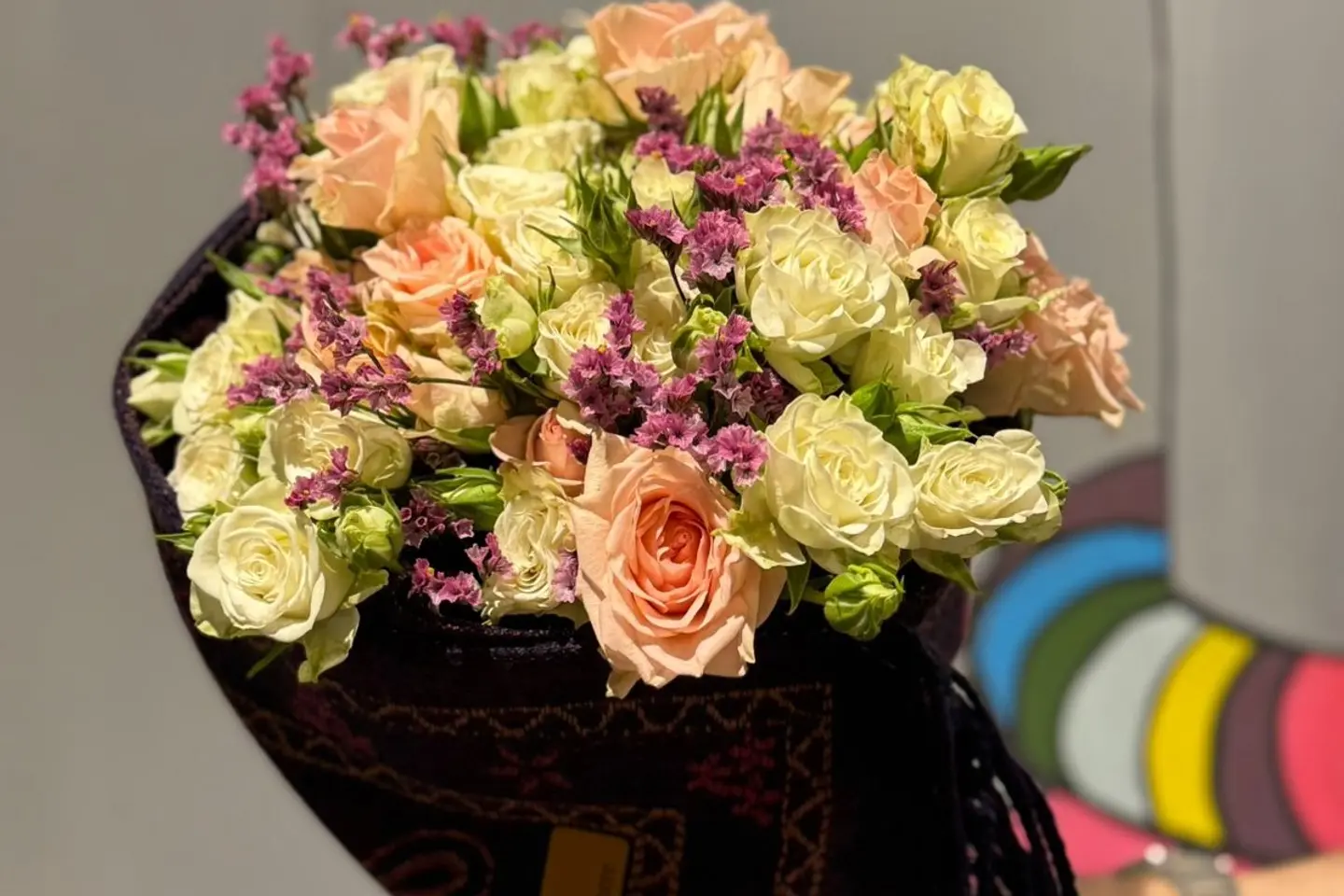 باقة ورد مع شال كشميري موف غامق