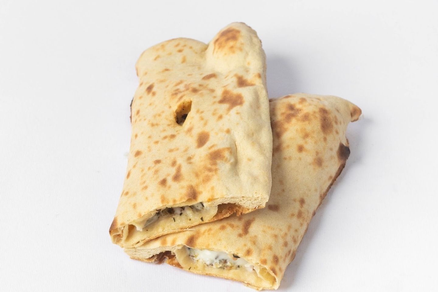 خبز تنور بالفلافل والطحينة