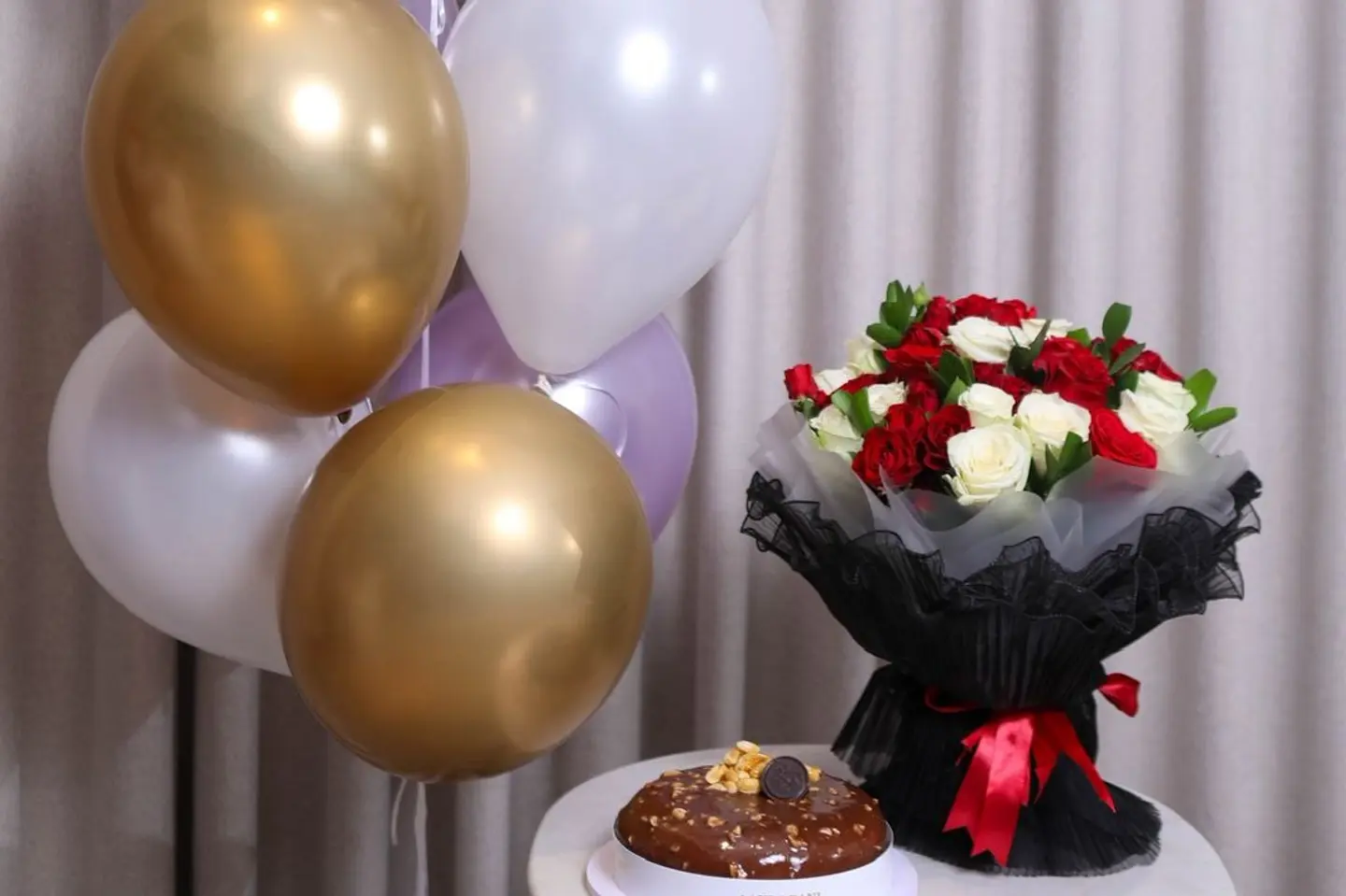 مجموعة عيد الميلاد الفريدة ورد و بالون و كيك