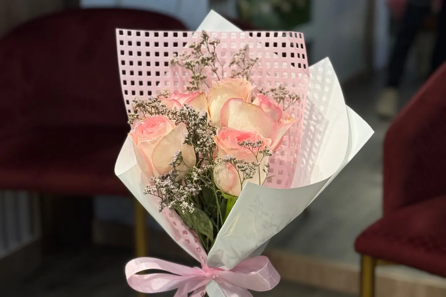 باقة صغيرة بينك مع غلاف ابيض وبينك مميز ٥