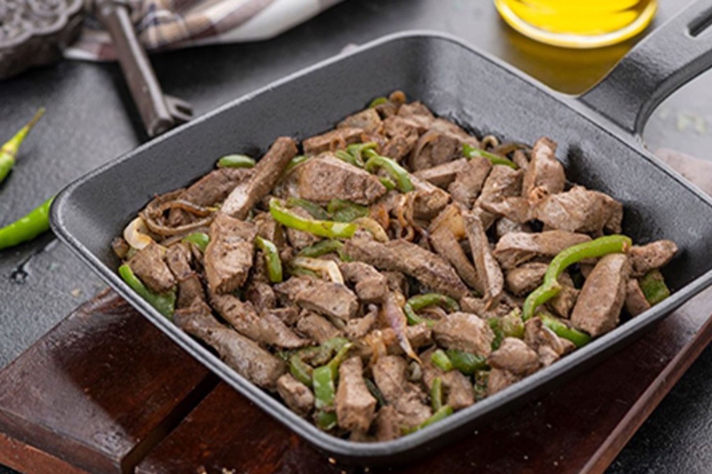 Plain Liver Plate With Pepper Slices
