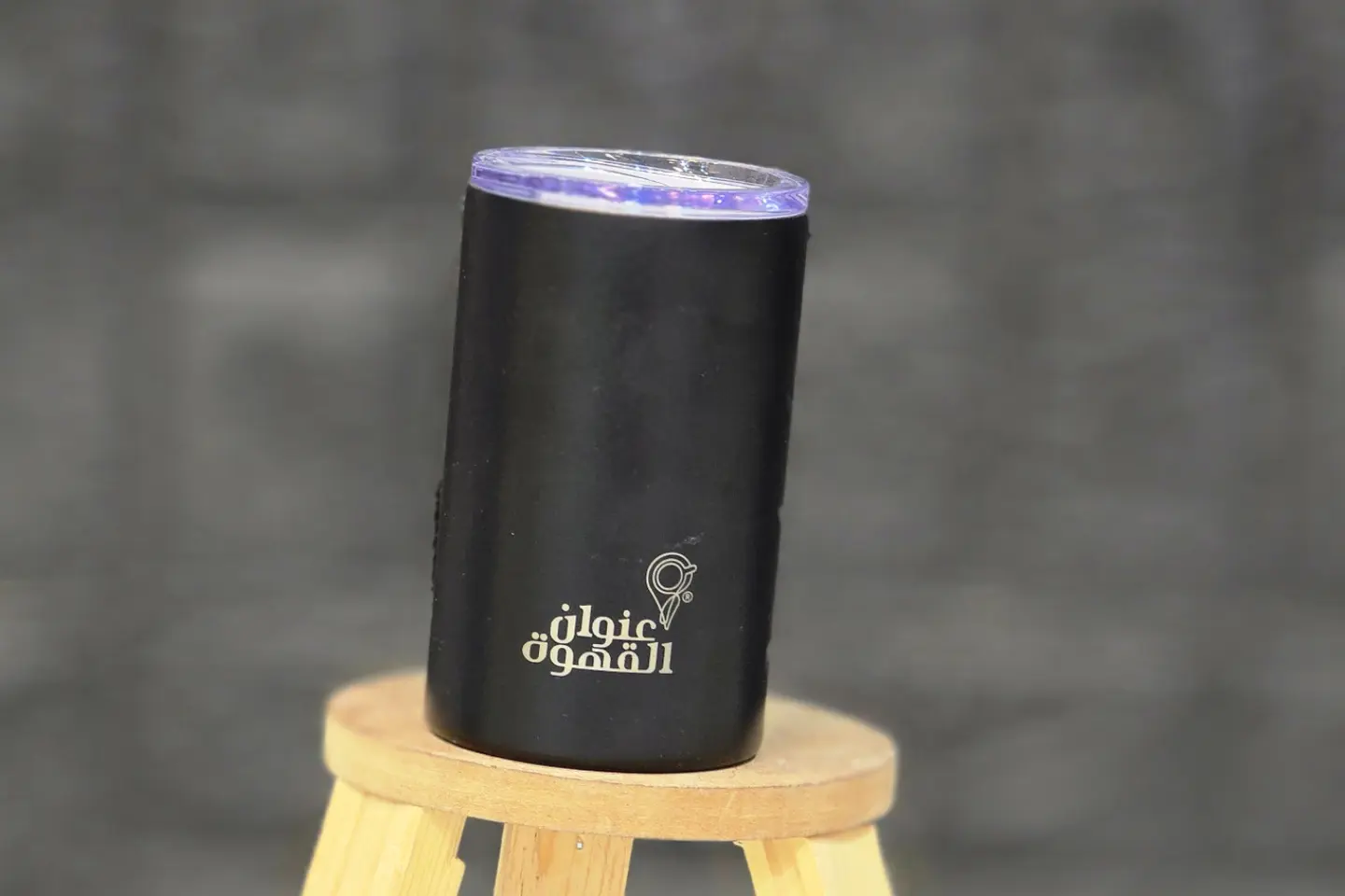 كوب عنوان القهوه عليه اسم نحت