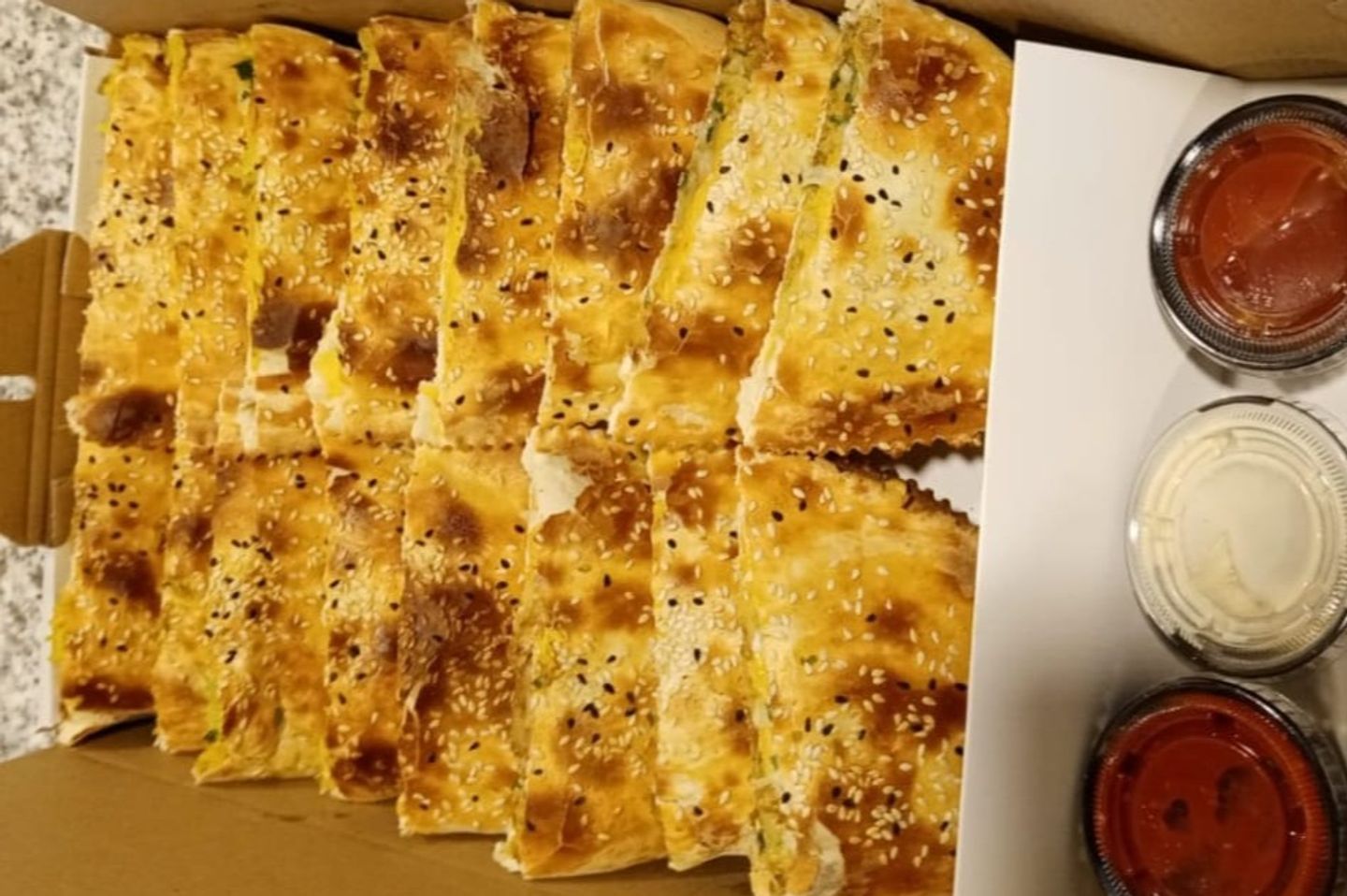 بوكس فطائر مشكل ١٦ قطعة