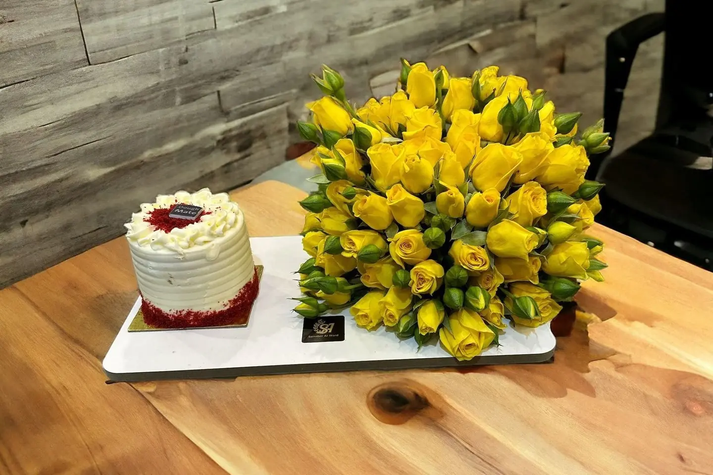 كيكه مع ورد بيبي روز اصفر