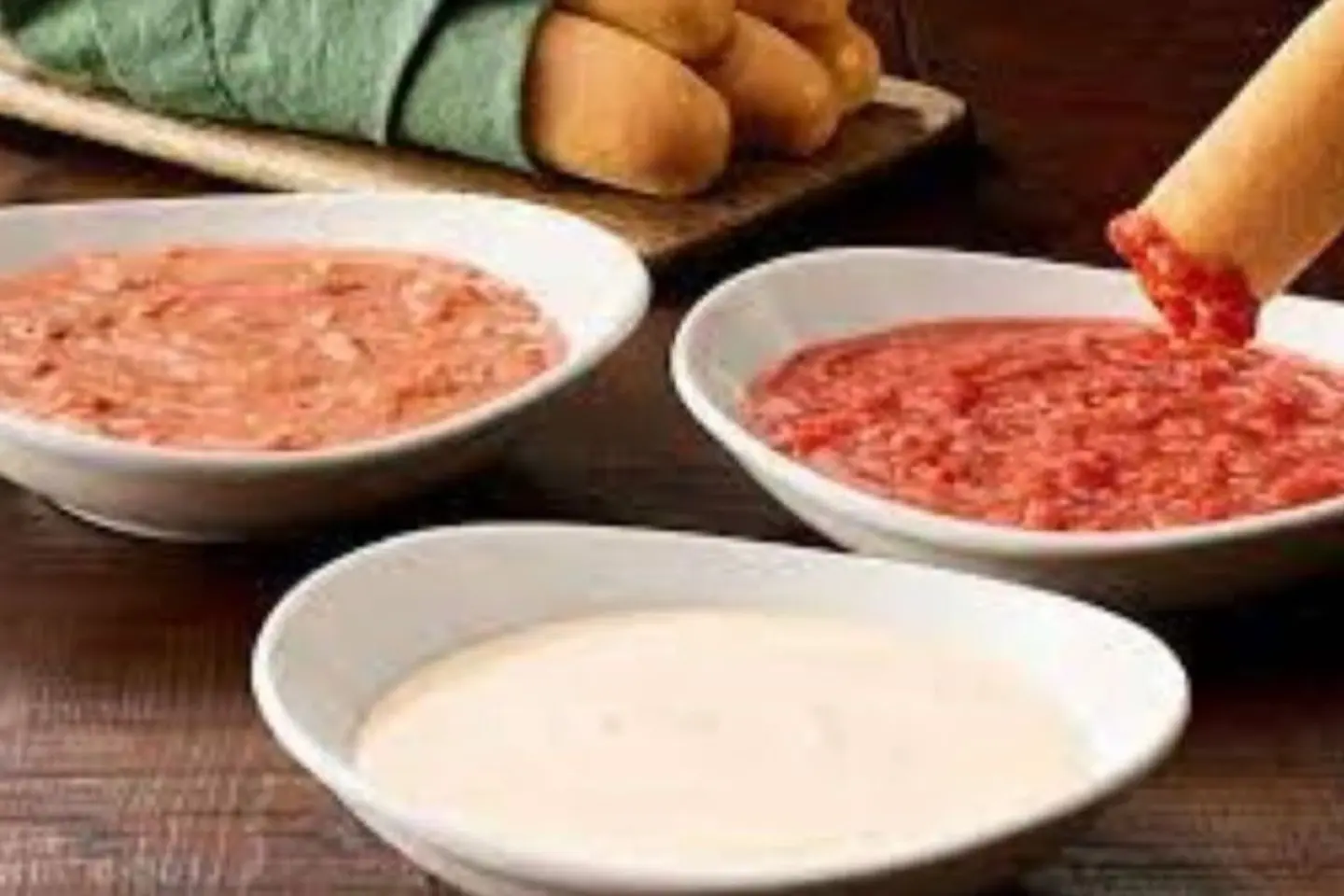 المارينارا التقليديه لاصابع الخبز الطازجه