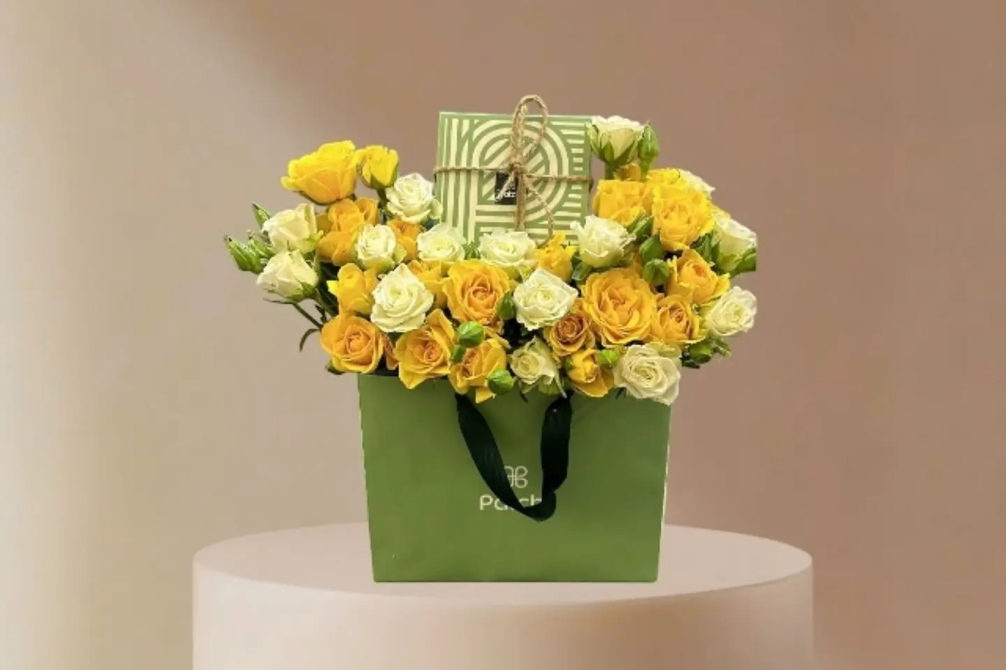 باتشي مع بيبي روز اصفر وابيض ا