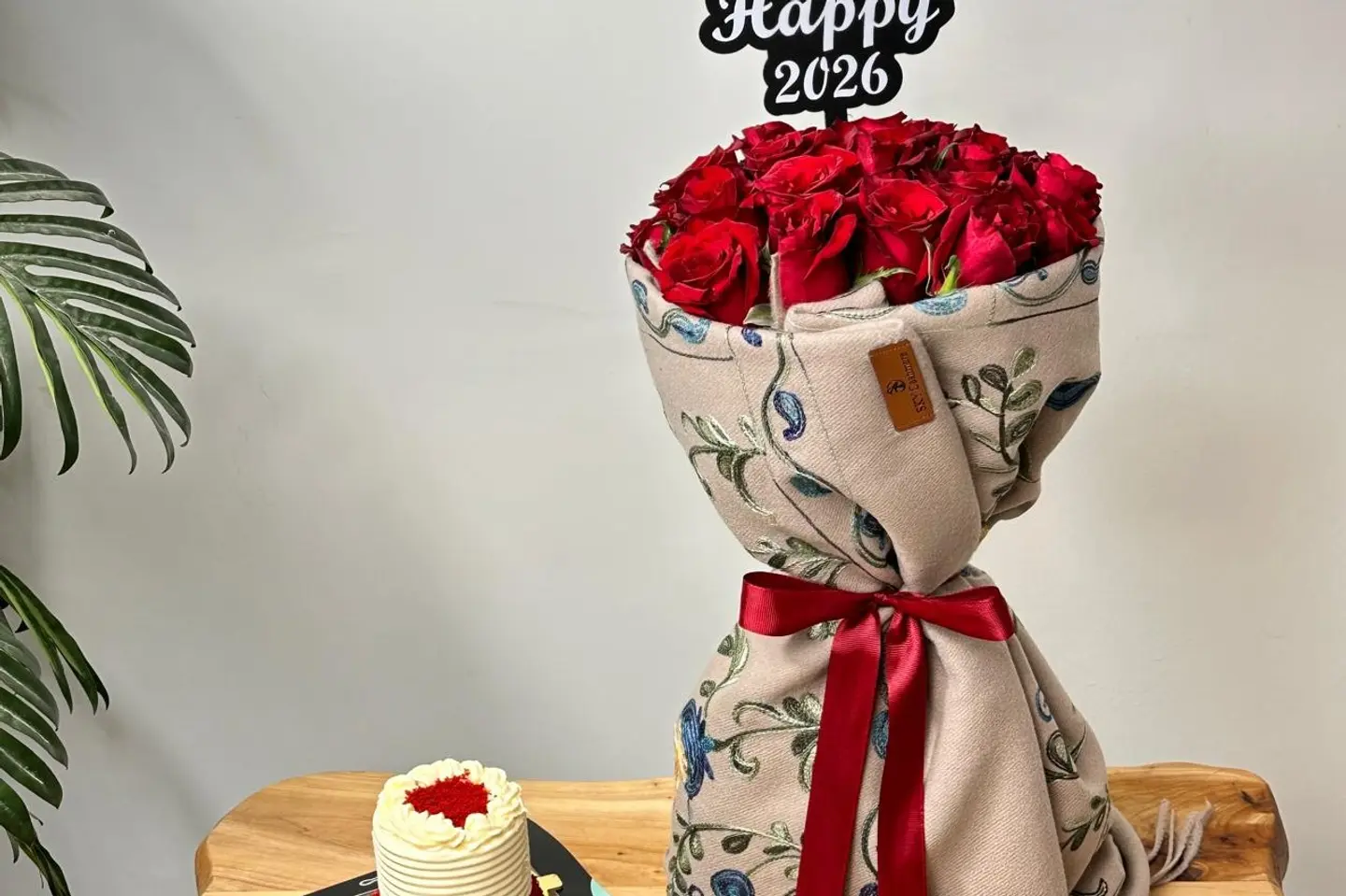 هدايا السنه-شال مع الكيكه