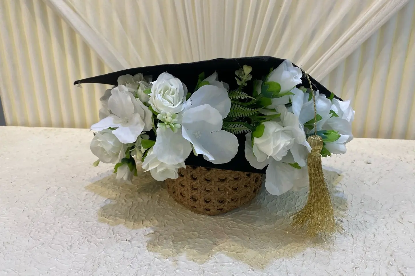 قبعة التخرج مع ورد ثلاثة