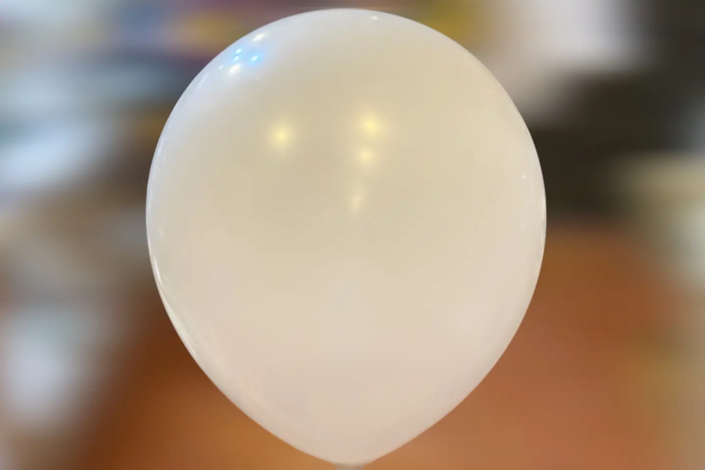 بالون ابيض